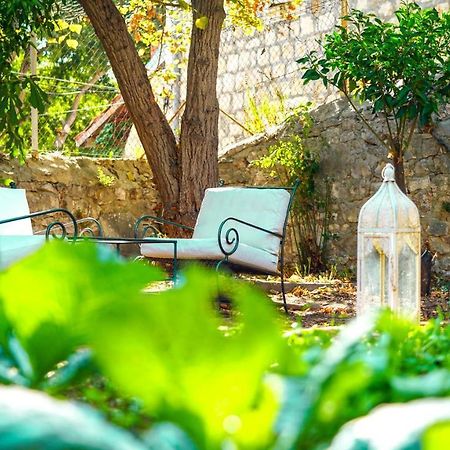 Charming Two-Bed Apartment Orange Garden Sutivan Kültér fotó