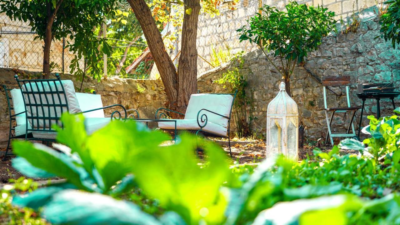 Charming Two-Bed Apartment Orange Garden Sutivan Kültér fotó