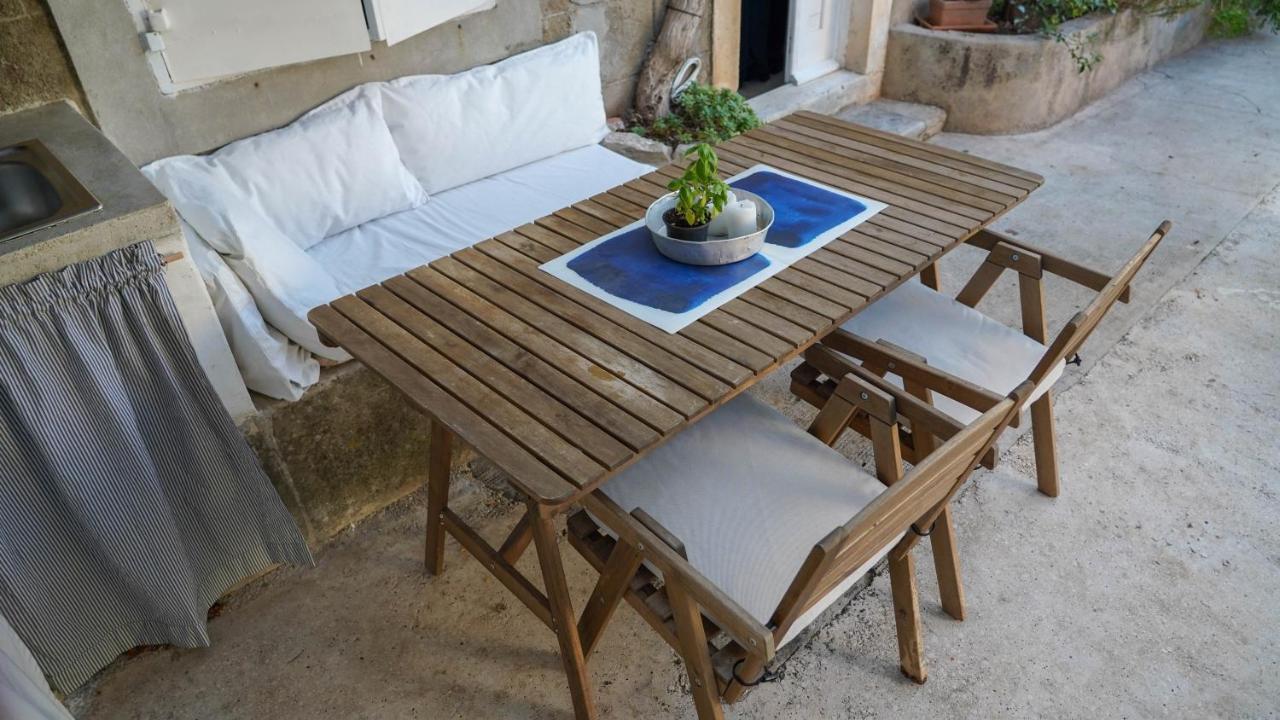 Charming Two-Bed Apartment Orange Garden Sutivan Kültér fotó