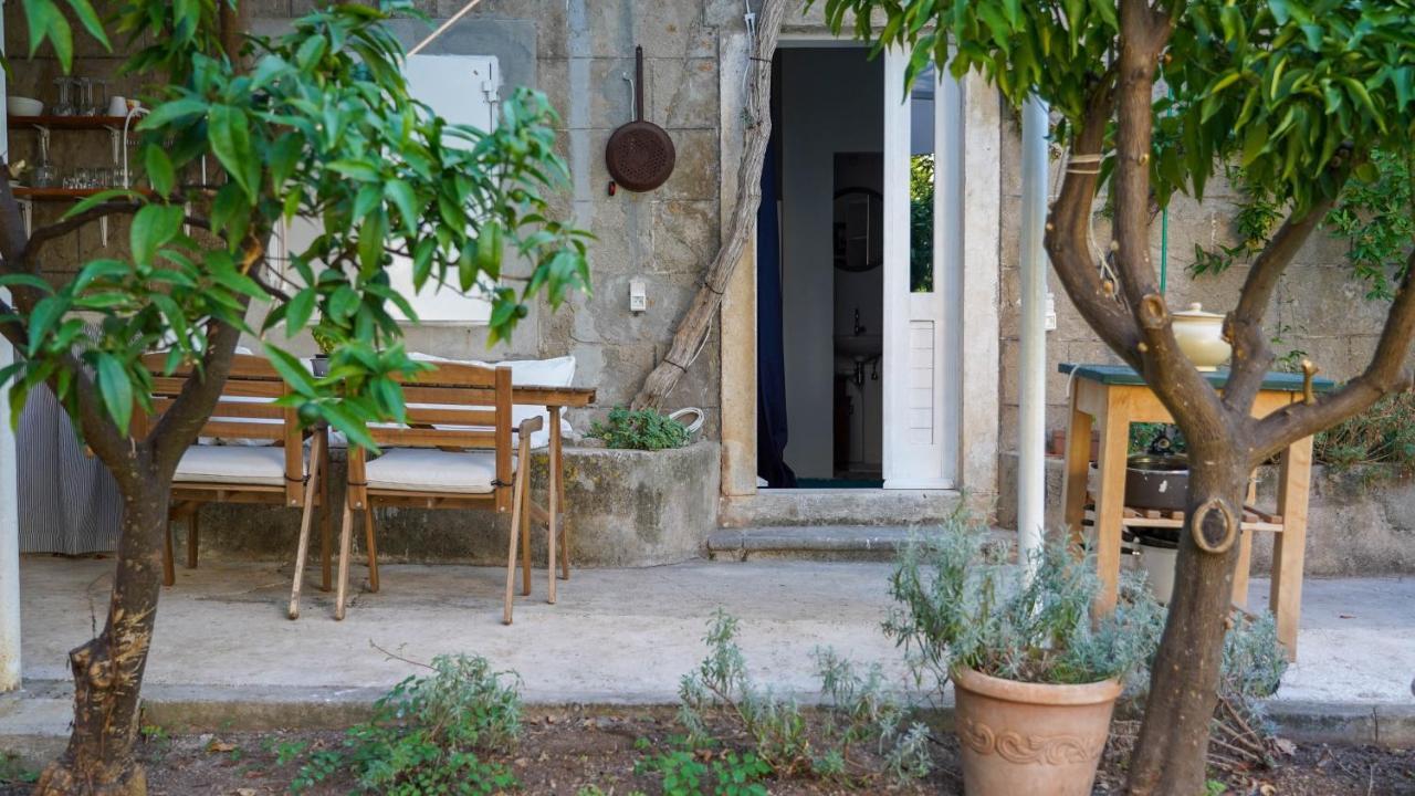 Charming Two-Bed Apartment Orange Garden Sutivan Kültér fotó