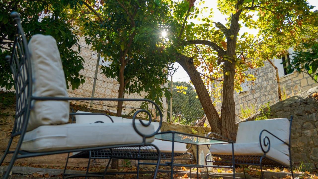 Charming Two-Bed Apartment Orange Garden Sutivan Kültér fotó