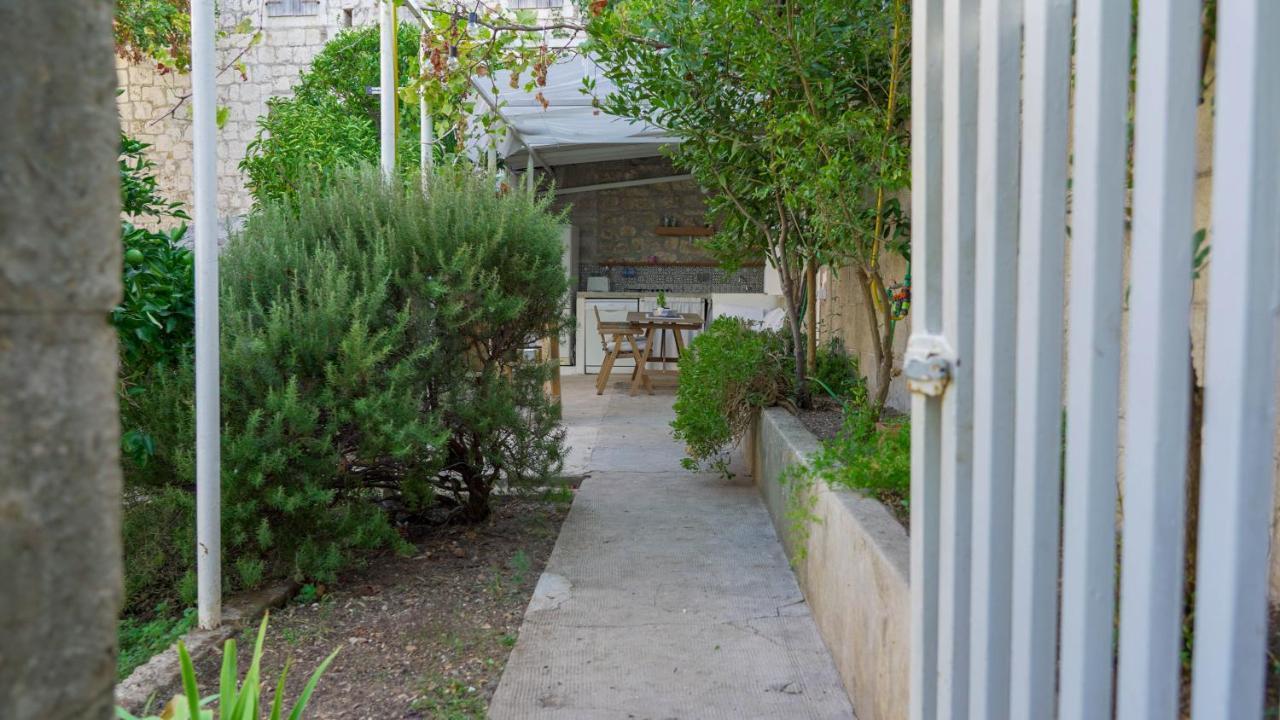 Charming Two-Bed Apartment Orange Garden Sutivan Kültér fotó
